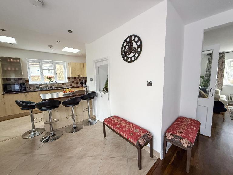 Bassetts -Modern 3 bed and 2 bath House - Contractor and Family ready - B&B Farnborough