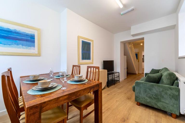 6 Bedroom House for up to 10 People - Bed and Breakfast Merthyr Tydfil