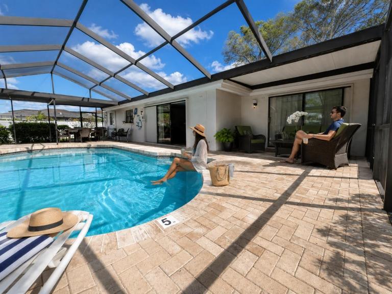 Relaxing 3BR 2Ba Oasis with Heated - B&B Sarasota