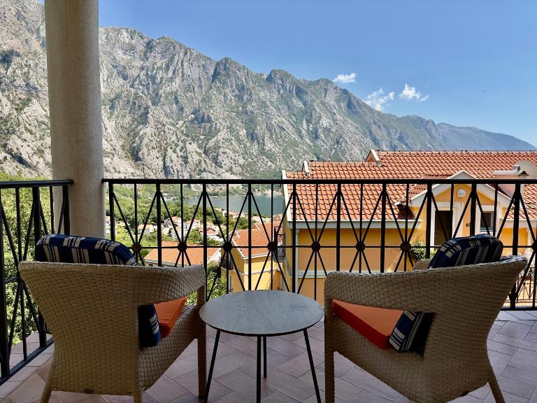 GH Mountain & Bay View with POOL - B&B Gornji Orahovac