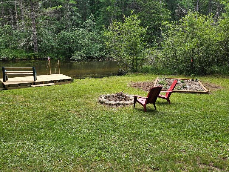 Sandy River Lodge- on the Au Sable River near Grayling - B&B Grayling