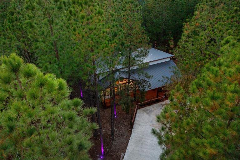 Secluded Luxury Cabin w/ Hot Tub & Fireplace - Bed and Breakfast Broken Bow