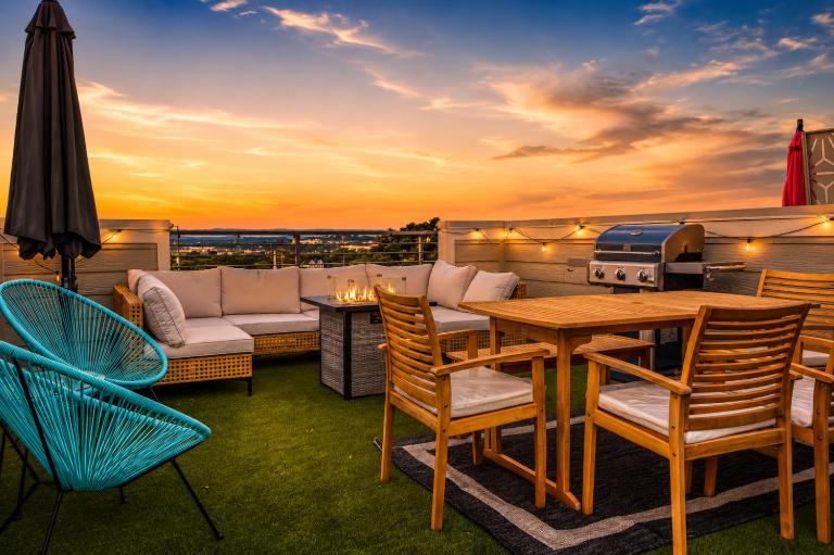 The Main Stage - Rooftop Hot TubGame RoomGroups - B&B Nashville