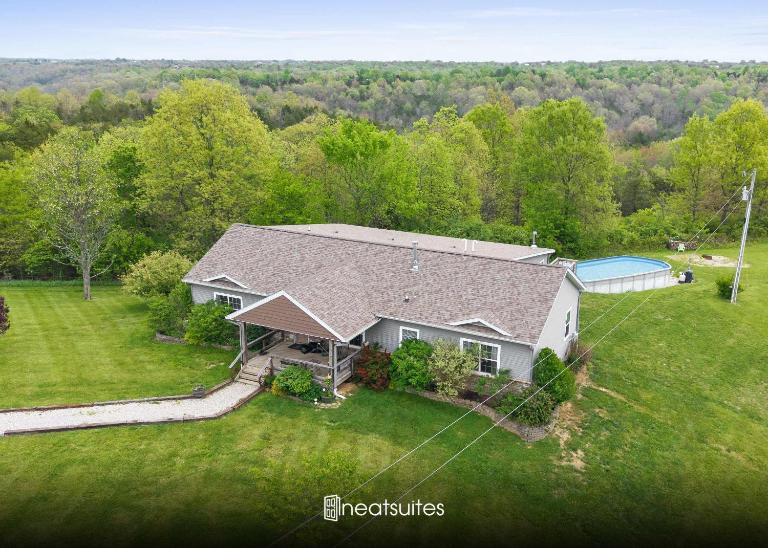 80 Acres, Pool, Game room with Ping Pong & Billiards! - B&B Williamstown