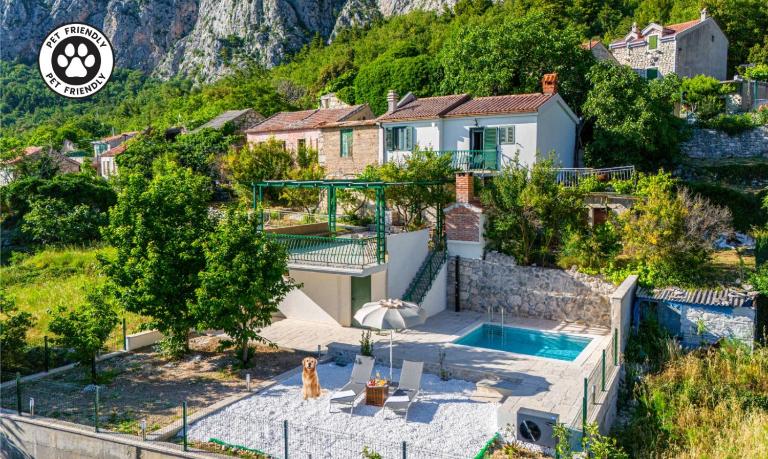 House Dida Mate - cozy house in nature with heated pool - Chambres d'hôtes Tučepi