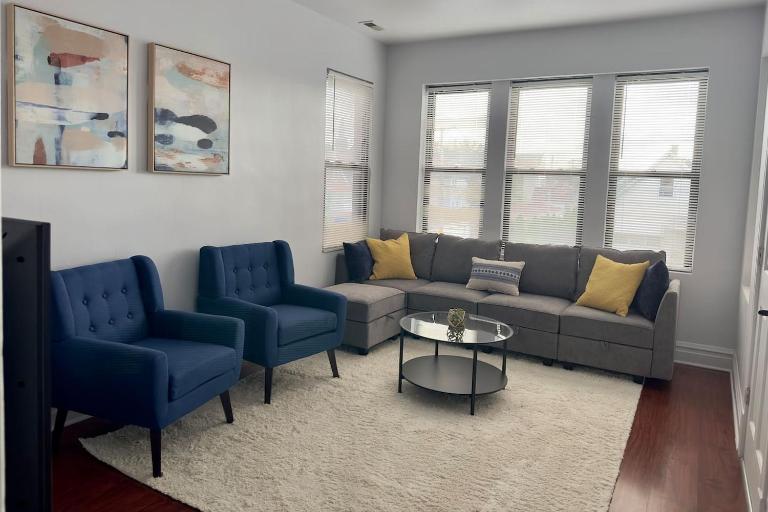 Spacious Apt 4 Queen Beds Free Parking - Chambres d'hôtes Chicago