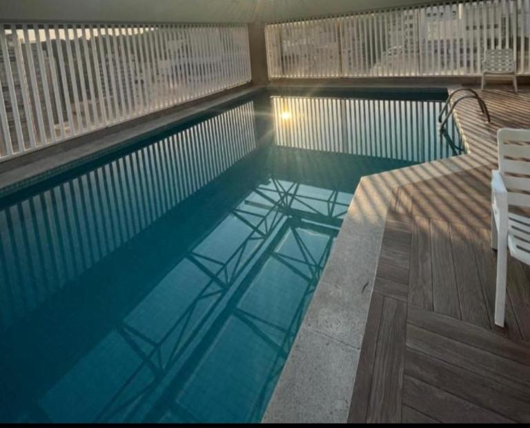 Pitangueiras 2, dois dormitórios, piscina climatizada , 100 m da praia, duas vagas de garagem, completo - Chambres d'hôtes Guarujá