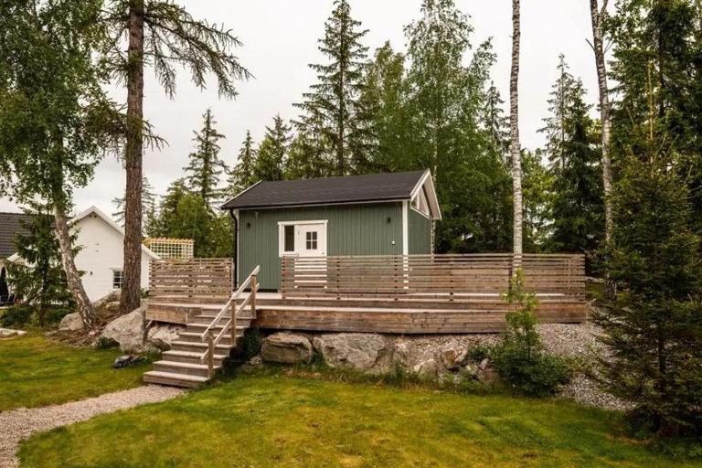 Cozy Private Cottage Near Lake Mälaren Västerås - B&B Västerås