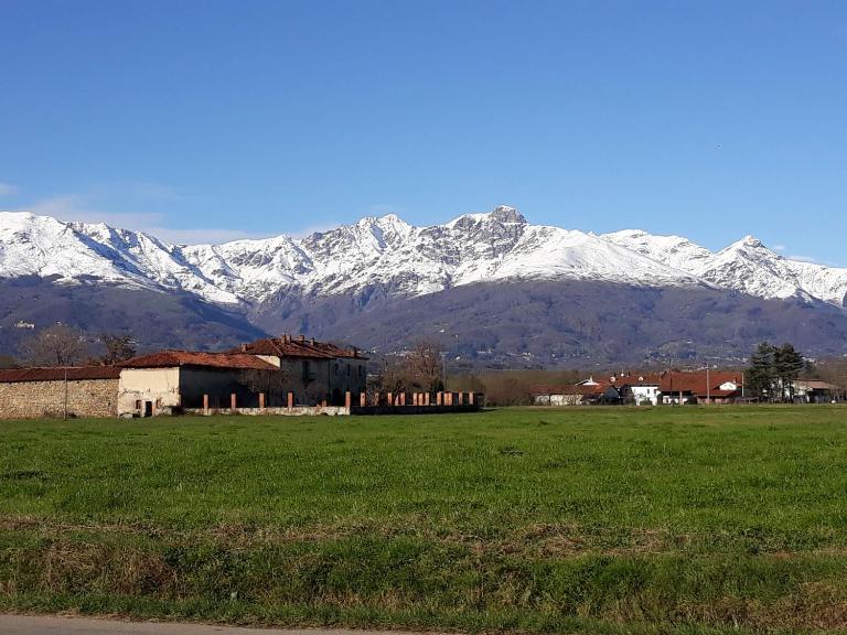 King size 1-bdr apartment close to Biella Candelo and La Bessa - Chambres d'hôtes Borriana