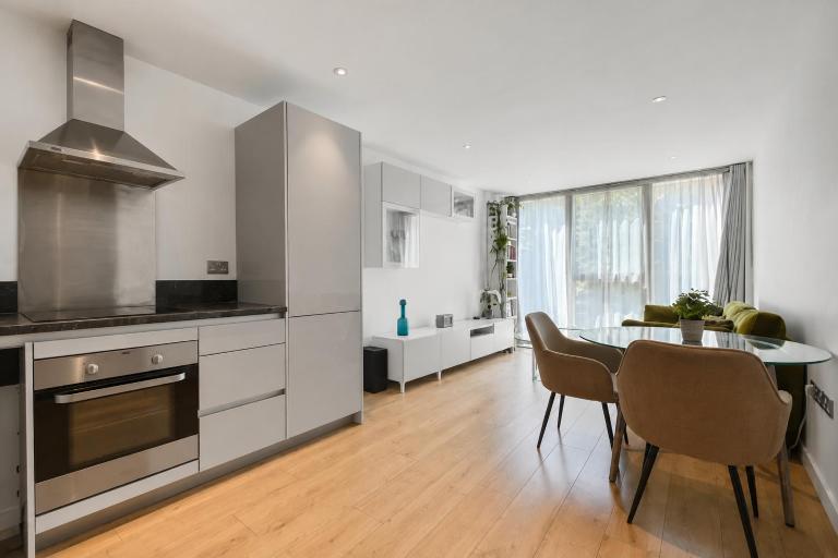Modern 1 Bed Flat - Excellent Location - 1 min from Tube - B&B London
