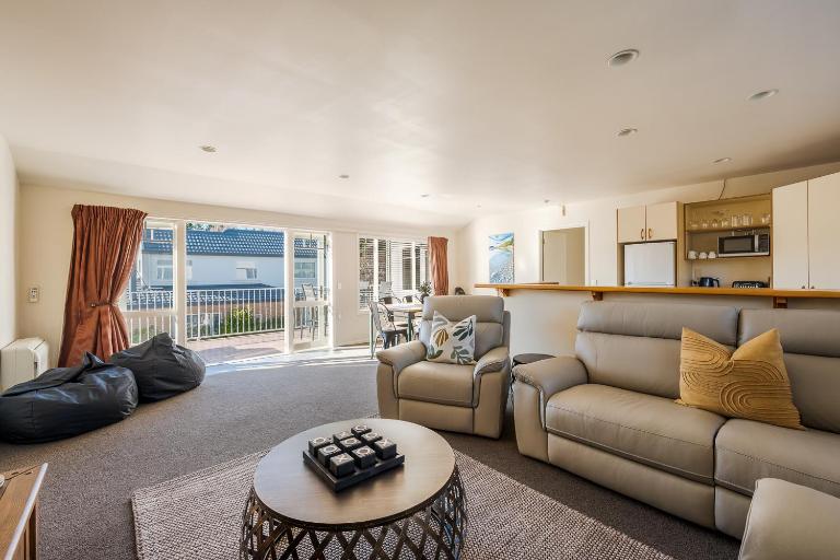 Central Wanaka 3BR Apartment – Walk to Lake & Town - B&B Wanaka