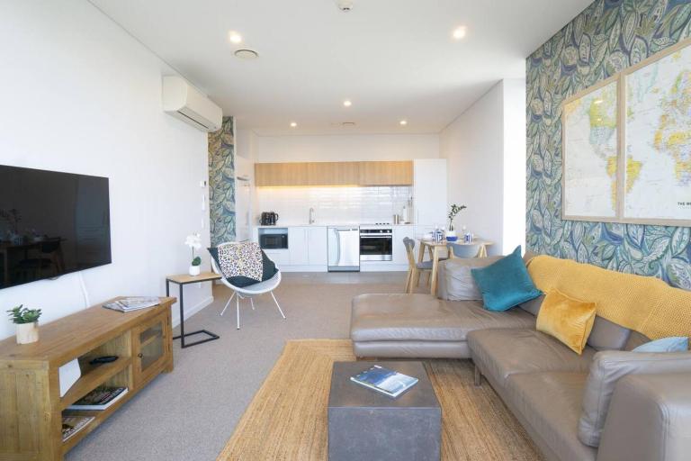 Superb Modern Warm 2 bedroom Smart 49"TV - B&B Christchurch