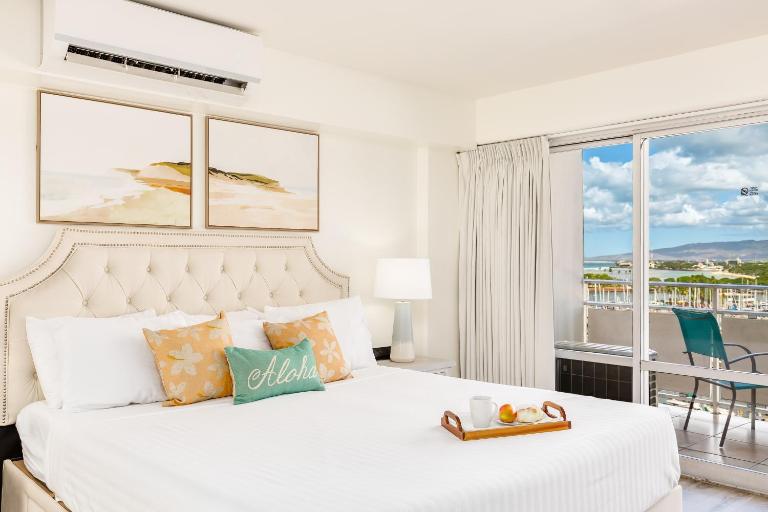 Ocean-Marina Sunset Views Condo with Full Kitchen at Ilikai Hotel by Beach - Chambres d'hôtes Honolulu
