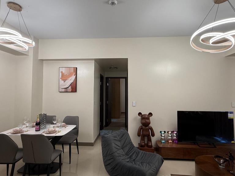 2BR Spacious Condo near Okada, MOA & Airport - B&B Manila