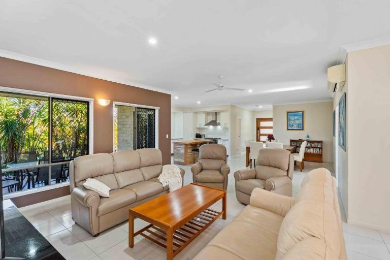 The Seahaven - Modern 5 Bedroom Family Home Close to Beach - Bed and Breakfast Bealiba