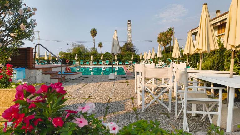 Casa Dolce Mare - seafront apartment with swimmingpool - B&B Marina di Massa