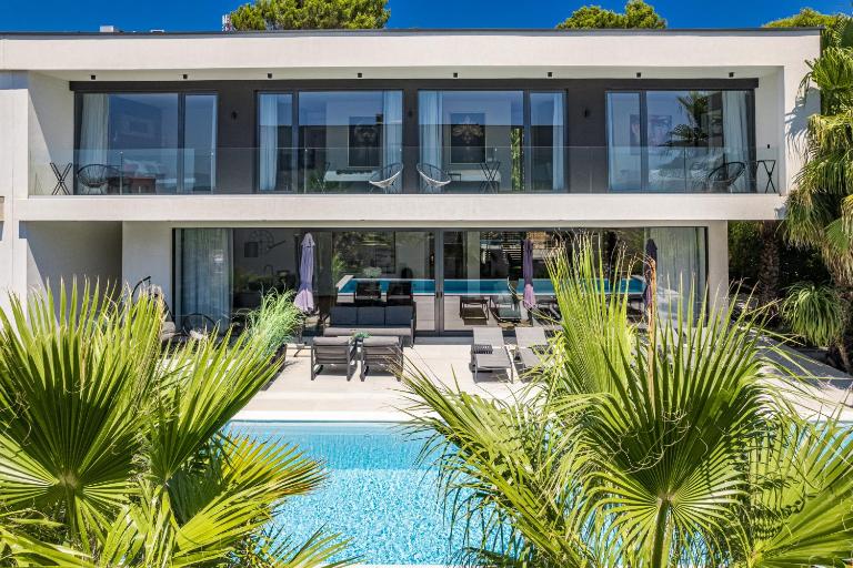 Luxury TABOO Villa & Spa in Medulin for 8 people with heated pool & wellness area - B&B Medulin
