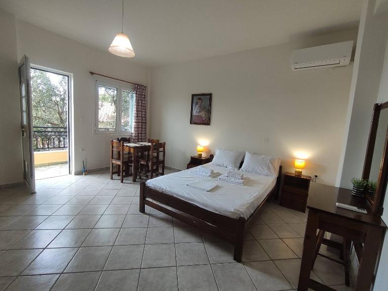 Eleni's sunny double room with balcony - B&B Agía Kyriakí