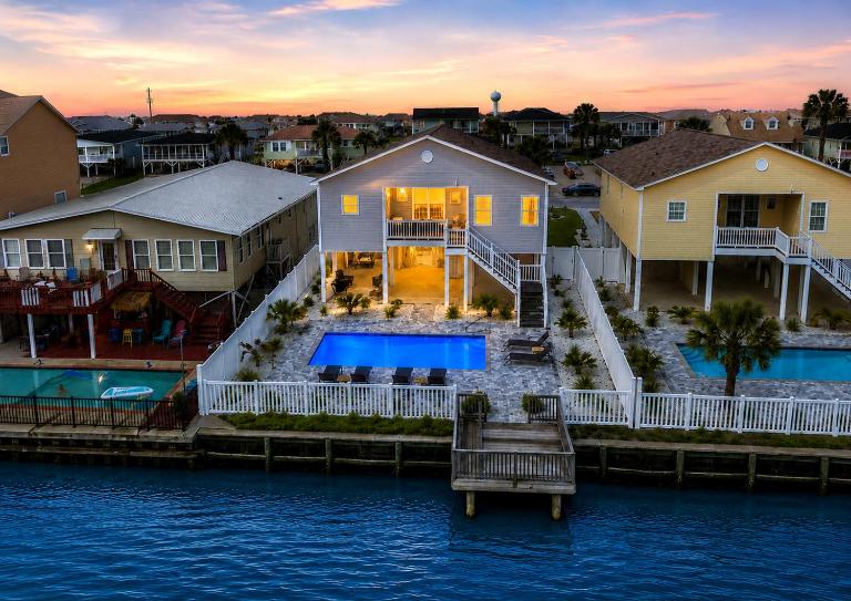 Waterfront Pool Home, Walk to Beach & Sleeps 14 - B&B Myrtle Beach