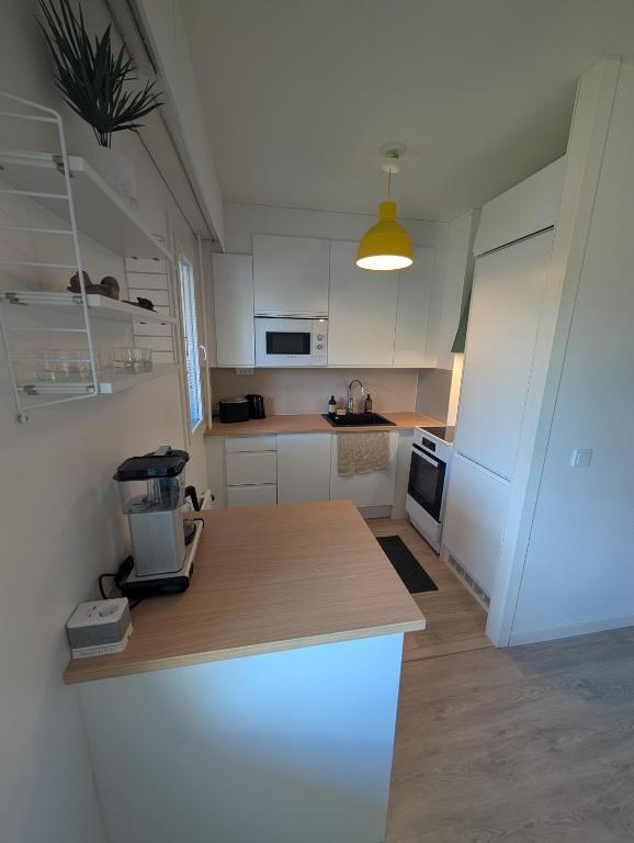 Remontoitu kaksio Helsingissä - Juna 12min - Chambres d'hôtes Helsinki