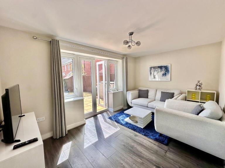 Stylish 2-Bed House Free Parking Garden Sleeps 4 - B&B Shrewsbury