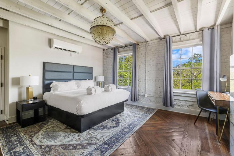 King Penthouse Suite Clawfoot Tub 4th Floor - Chambres d'hôtes Savannah