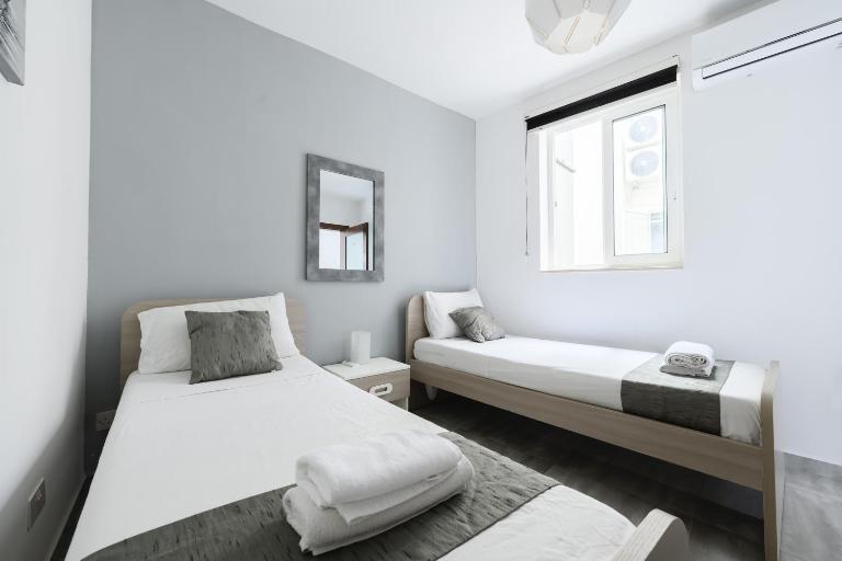 F7 Room 2, Private Bedroom two single beds shared bathroom in shared Flat - Ferienwohnung Imsida