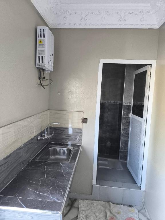 room in a penthouse with its own bathroom - B&B Tánger
