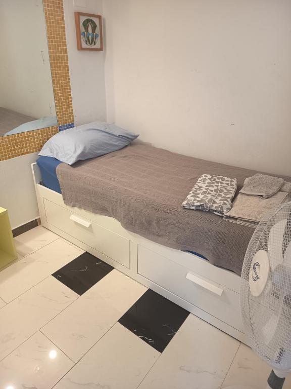 Privat space neben U Bahn Haltestelle, Strand und Flughafen - B&B el Prat de Llobregat