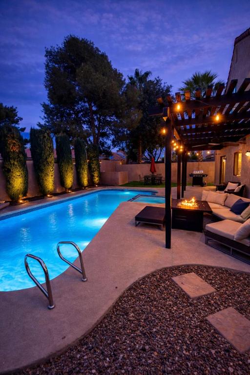 Vegas Heated Pool - Spa Oasis, 15 Min to Strip - Ferienwohnung Las Vegas