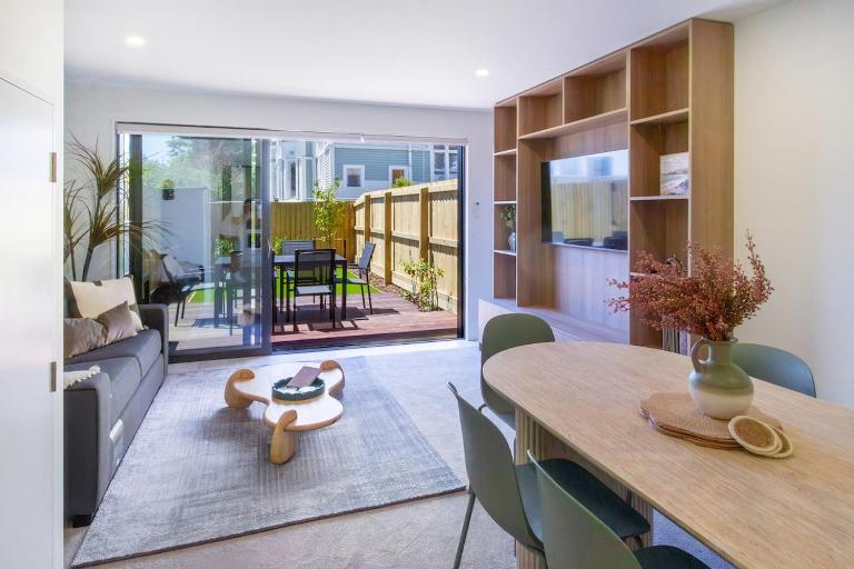 Stylish CBD 2 Bed Townhouse - Sleeps 6 - Free Parking - Bed and Breakfast Christchurch
