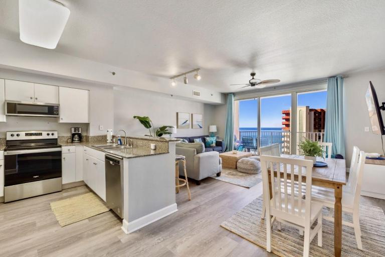 Modern Beachfront Condo on the Beach Sleeps 6 - Bed and Breakfast Panama City Beach