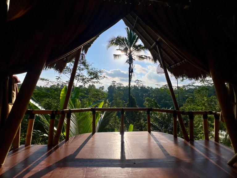 Rafka Bamboo House With Jungle Views - Bed and Breakfast Banjar Seribatu