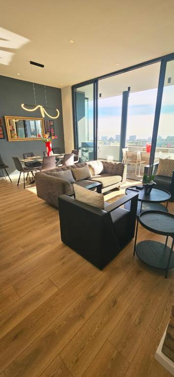 Alto Livello luxury Penthouse and duplex in Green Point with Sea and Mountain views - Bed and Breakfast Kaapstad
