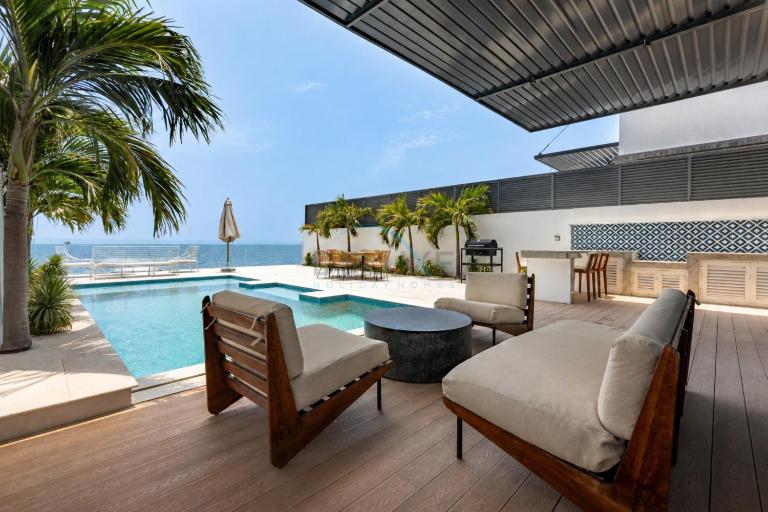 Exceptional 4BR Coastal Villa with Assistant Room, Private Pool, Scenic Sea Views & Outdoor BBQ Area, Al Dana Island, Fujairah by Deluxe Holiday Homes - B&B Fujairah
