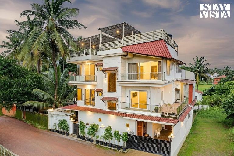 StayVista at Casa Clarence with Pool and Jacuzzi Villa - B&B Nerul