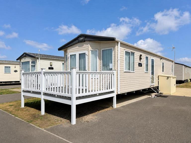 Superb caravan with decking at Seawick Holiday Park ref 27412SW - Ferienwohnung Saint Osyth