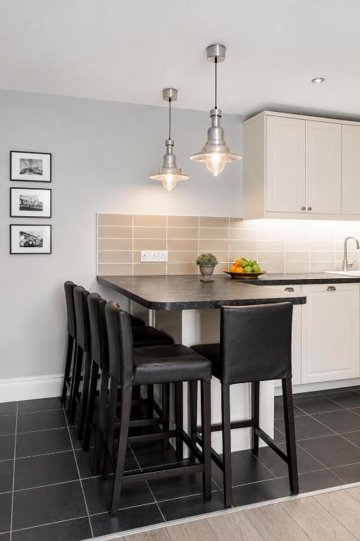 Luxury Belfast City Centre 2-Bedroom Apartments - Stay in the Historic Linen Quarter with Free Parking - Bed and Breakfast Belfast