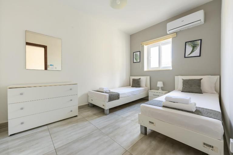 F4 Room 3, Private Room two single beds shared bathroom - Ferienwohnung Imsida