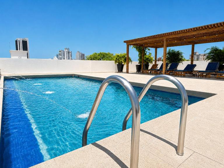 Luxury 2BR inside Old City, Private patio, AC, 2 Pools & parking - Ferienwohnung Cartagena