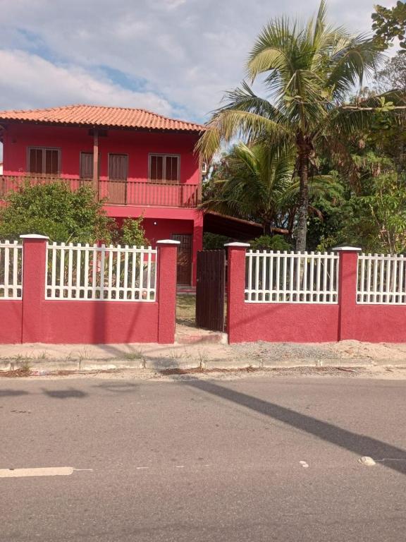 Casa com quintal, churrasqueira, 300 metros da praia de Cordeirinho, vaga de garagem para 2 carros, capacidade para 6 hóspedes e ônibus de graça - B&B Maricá