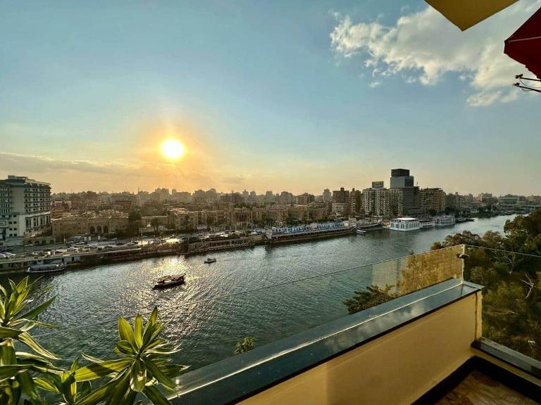 Beyond The Greens/ Nile View Zamalek Loft - B&B El Cairo