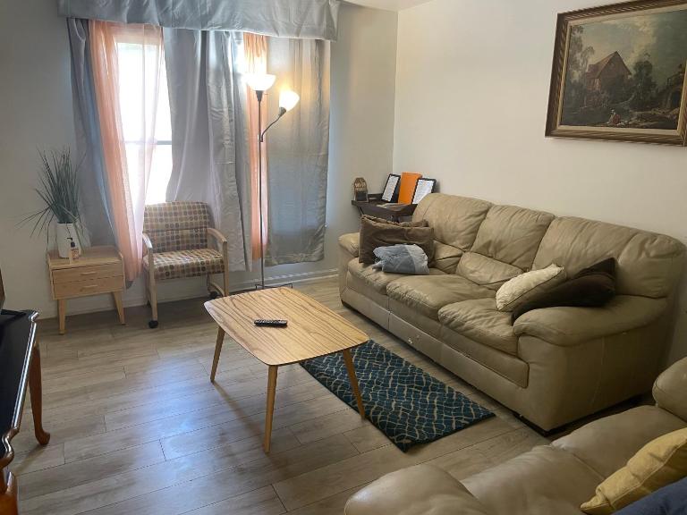 quiet 2 bedroom with fence and fire pit - Ferienwohnung Raleigh
