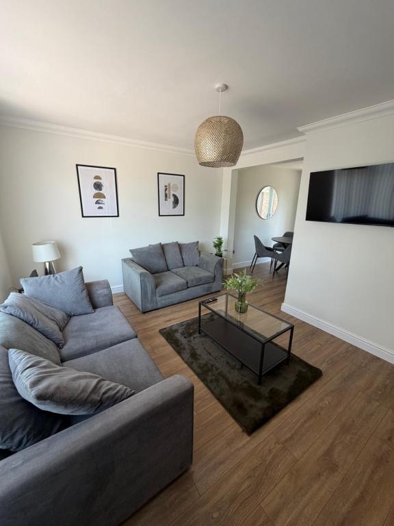 Superb Modern 3 Bedroom Home with Private Garden & Large Driveway Fits 2 Vans Ideal for Contractors NHS & Long Term Stays Easy Access to M6, Walsall & City Centre - B&B Wolverhampton