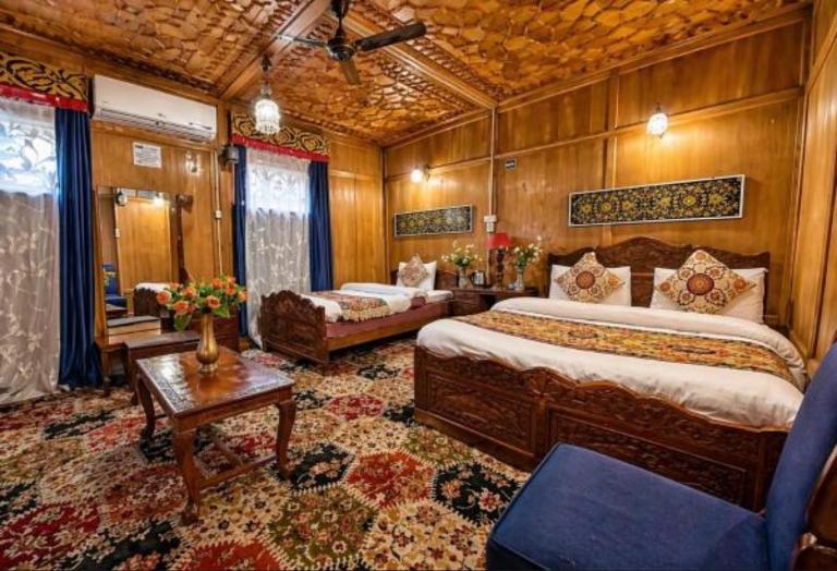 Lake Victoria Houseboats - B&B Srinagar