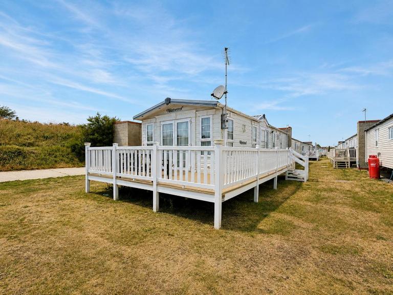 Lovely Caravan With Large Decking At Naze Marine Holiday Park Ref 17306Br - B&B Walton-on-the-Naze