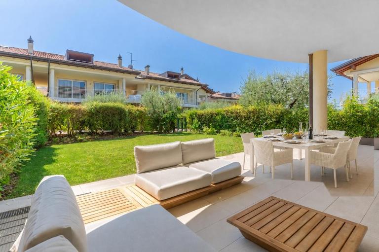Villetta con 2 Piscine, giardino, parking Sirmione - Chambres d'hôtes Sirmione