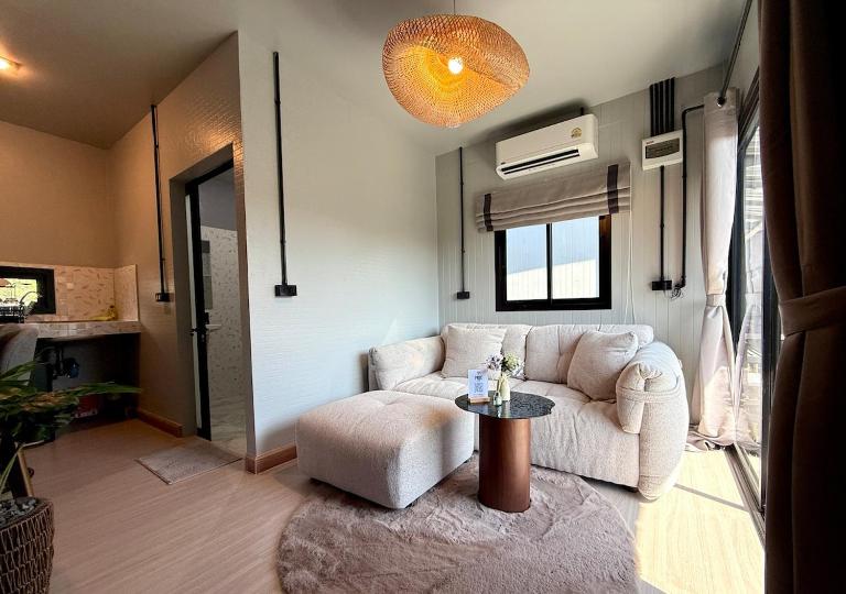 Stylish Stay with 4K Monitor and Central Location - B&B Ban Hin Kong