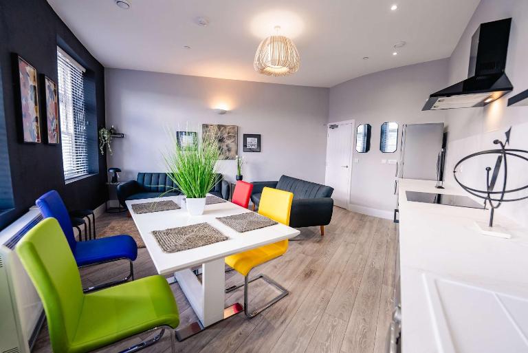 Luxury High Ceiling 2BR Apt Near Centre & Stadium - Chambres d'hôtes Cardiff