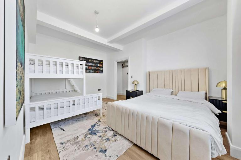 A Rare Paddington Escape for 5 Lucky Guests, 2 Minutes from Paddington Station & Little Venice Boating - B&B London